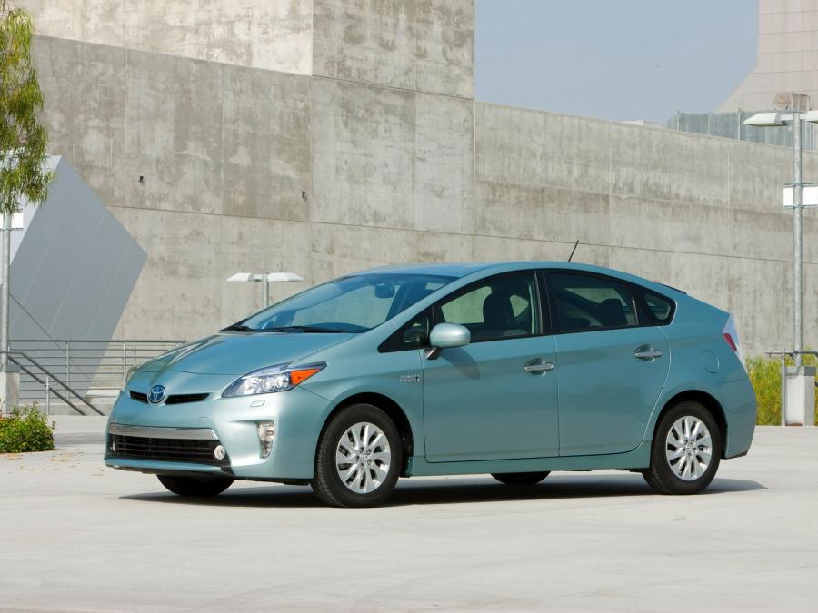  Toyota Prius Plug-In Hybrid 2011 года  (US) (фото 7 из 13)